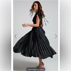Showpo DELLA MIDI DRESS - PLUNGE NECK SHORT SLEEVE PLEATED DRESS IN BLACK medium